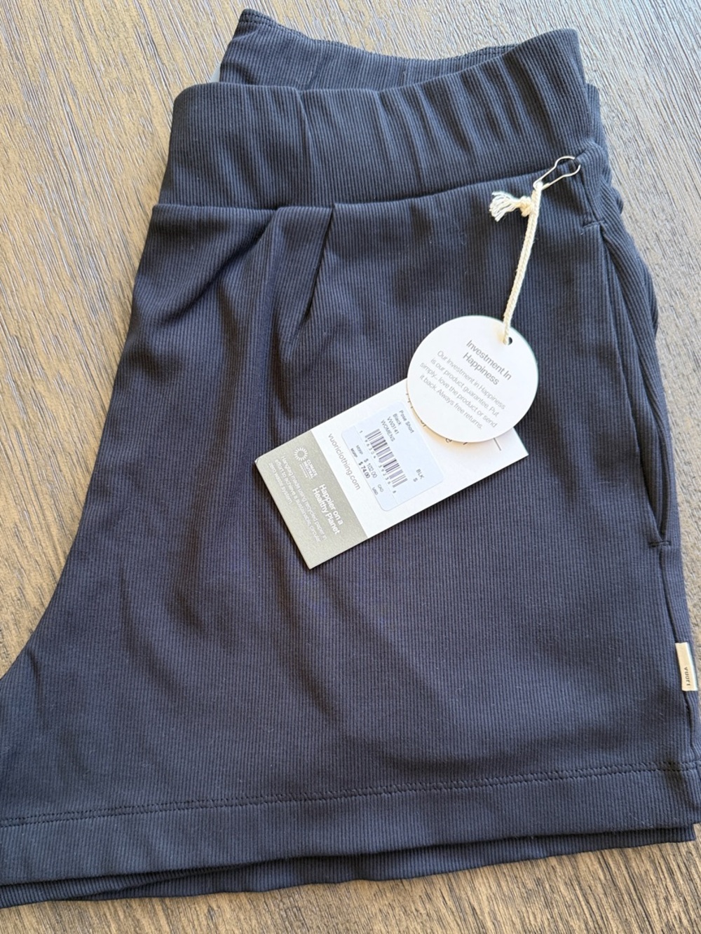 Vuori Ribbed Black pose shorts